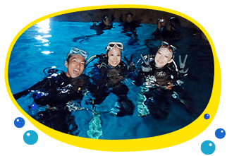 シュノーケリングも体験ダイビングどっちも楽しみたい方におすすめ、青の洞窟スポットにはシュノーケリングでダイビングでクマノミたくさんのお魚を見に行こう沖縄の最高に綺麗な海で思いで作り。