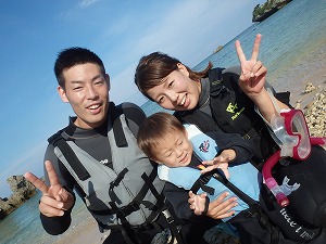 沖縄シュノーケリング幼児の子供でも一緒に楽しめる