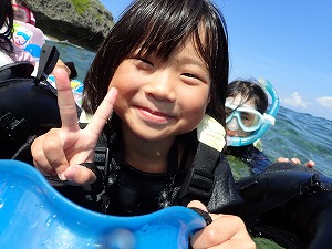 沖縄子供とシュノーケリング
