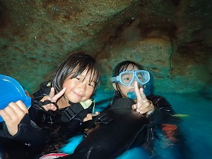 青の洞窟子供とシュノーケリング
