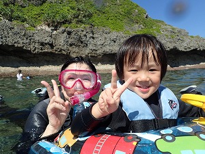 真栄田岬で子供と一緒にシュノーケリング