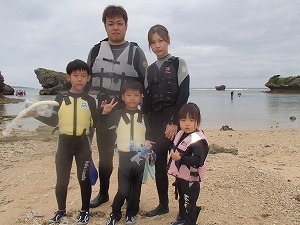 沖縄シュノーケリング２歳、５歳、１０歳の子供と一緒に海遊び