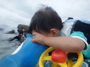 沖縄２歳お魚探しシュノーケリング