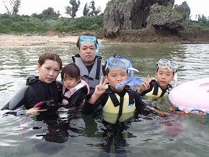 沖縄シュノーケリング２歳、５歳、１０歳の子供と一緒に海遊び