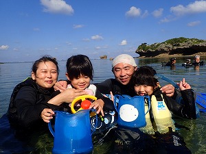 沖縄シュノーケリング幼児の子供と一緒にお魚観察