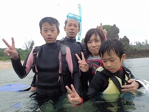 沖縄で家族みんなで楽しむシュノーケリング