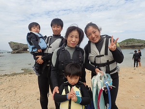 沖縄３世代でシュノーケリング