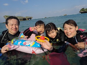 ３歳、６歳の子供連れ家族と沖縄シュノーケリングで思いで作り