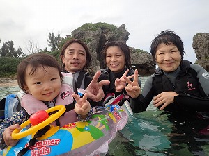 沖縄でシュノーケリング三世代家族