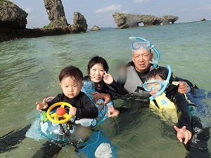 沖縄子供マリン　家族でシュノーケリング