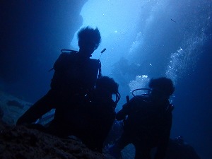 青の洞窟内ダイビング