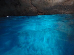 青の洞窟シュノーケリング水面写真