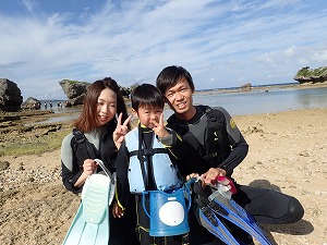 シュノーケリング沖縄４歳の子連れファミリーと一緒に海遊び