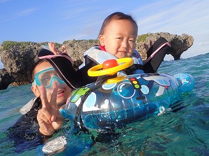 沖縄２歳の子供とシュノーケリング