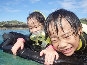 沖縄子供とシュノーケリング