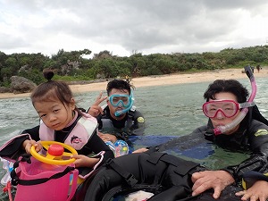 沖縄４歳の子供とシュノーケリング