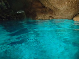 青の洞窟シュノーケリング水面
