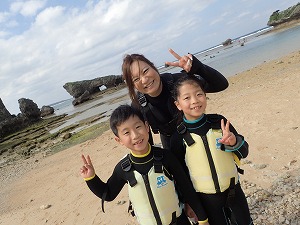 ７歳の子供と一緒にシュノーケリング　沖縄の綺麗な海を満喫