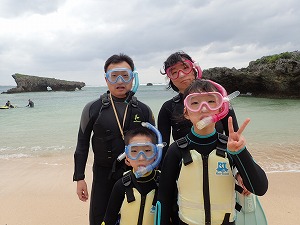 ８歳、１１歳の子供と沖縄でシュノーケリング　冬でも水中は暖か快適