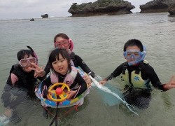 沖縄３歳の子供とシュノーケリング