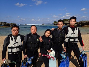 沖縄本島ビーチでシュノーケル　中国から遊びに来てくれました