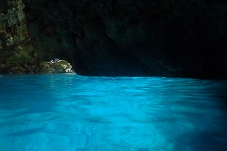 ファンダイビングで青の洞窟　神秘的な海水面
