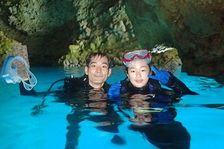 青の洞窟ファンダイビング　水面で記念撮影