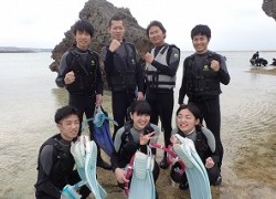 学生旅行でシュノーケリング沖縄の綺麗な海に感動