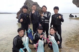 学生旅行でシュノーケリング沖縄の綺麗な海に感動
