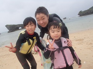 沖縄幼児の子供とシュノーケリング