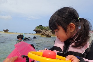 沖縄幼児とシュノーケリング