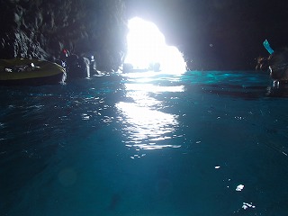 シュノーケリング青の洞窟内