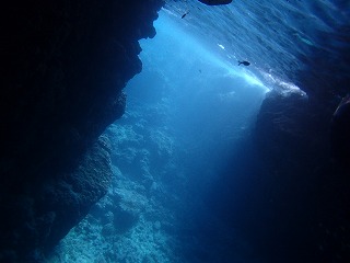 青の洞窟シュノーケリング　洞窟には青い光が差し込みます