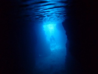 青の洞窟シュノーケリング　洞窟の奥まで青く光る