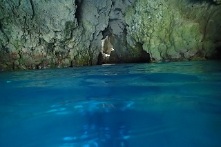 青の洞窟内シュノーケリング