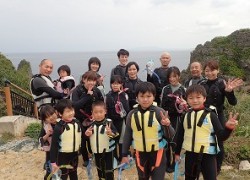 沖縄３世代家族と青の洞窟シュノーケリング