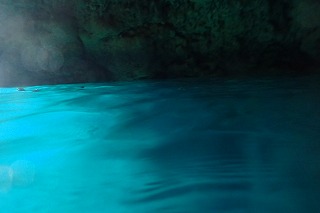 青の洞窟水面