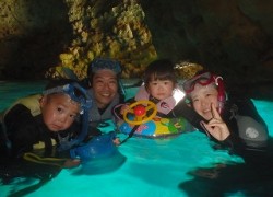 ２歳の子供と青の洞窟シュノーケリング