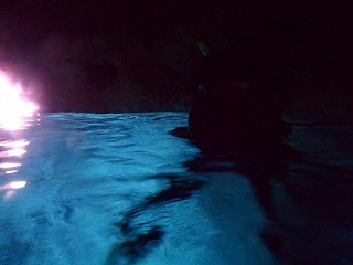 青の洞窟水面シルエット