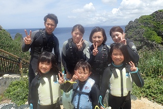 沖縄３世代家族と青の洞窟シュノーケリング