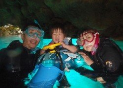 ２歳青の洞窟シュノーケリング