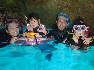 ２歳、４歳の子供と一緒に青の洞窟シュノーケリング