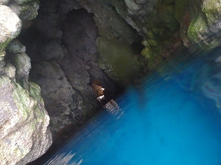 青の洞窟シュノーケリング、入り口
