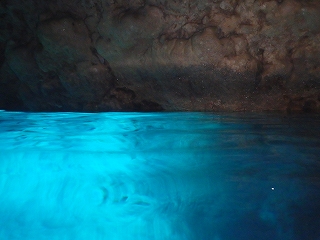 青の洞窟シュノーケリング水面