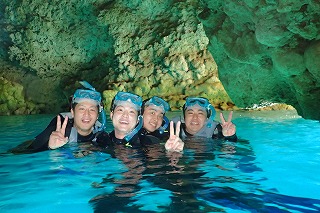 光り輝く青の洞窟シュノーケリング記念撮影