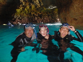 青の洞窟三人で記念写真