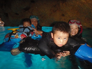 家族でシュノーケリングで青の洞窟