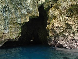 シュノーケリングで青の洞窟入り口