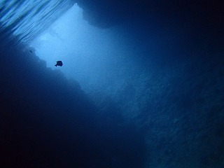 シュノーケリングで青の洞窟　洞窟の奥から見た青