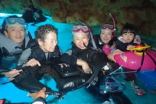 4世代家族旅行　青の洞窟シュノーケリング